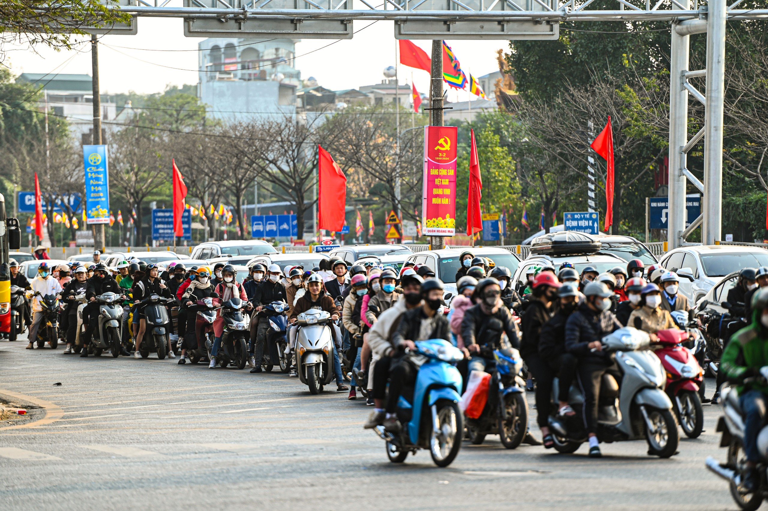 Người dân đổ về Hà Nội dù chưa hết kỳ nghỉ Tết, cửa ngõ Thủ đô ùn tắc kéo dài- Ảnh 4.