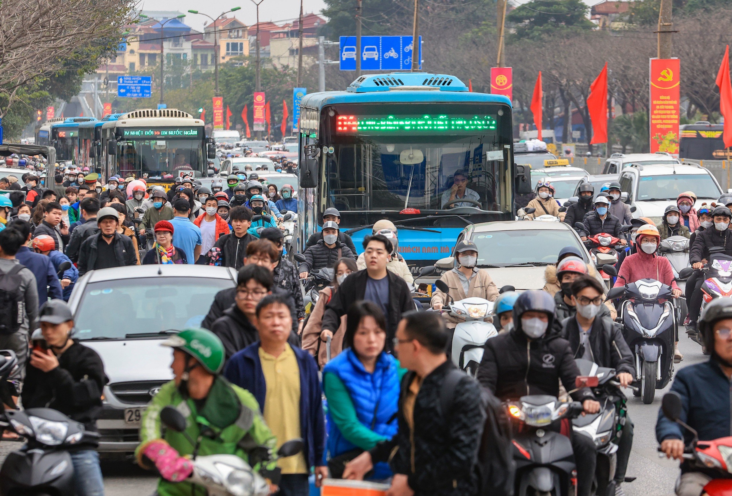 Người, xe nêm chặt đường về Hà Nội ngày cuối nghỉ Tết- Ảnh 11.