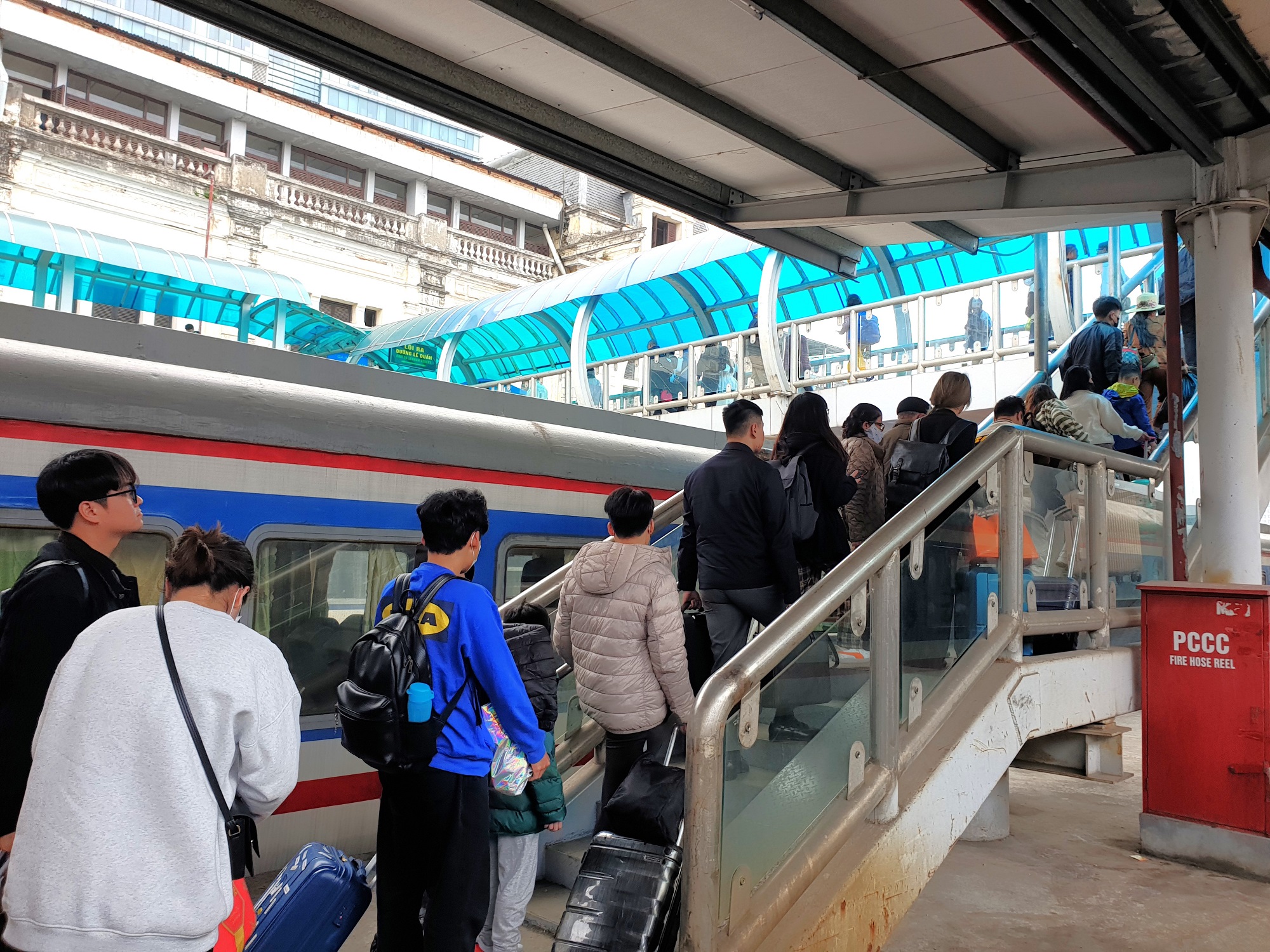 Tàu thống nhất đưa khách về Thủ đô ngày cuối nghỉ Tết, ga Hà Nội nườm nượp khách- Ảnh 13.