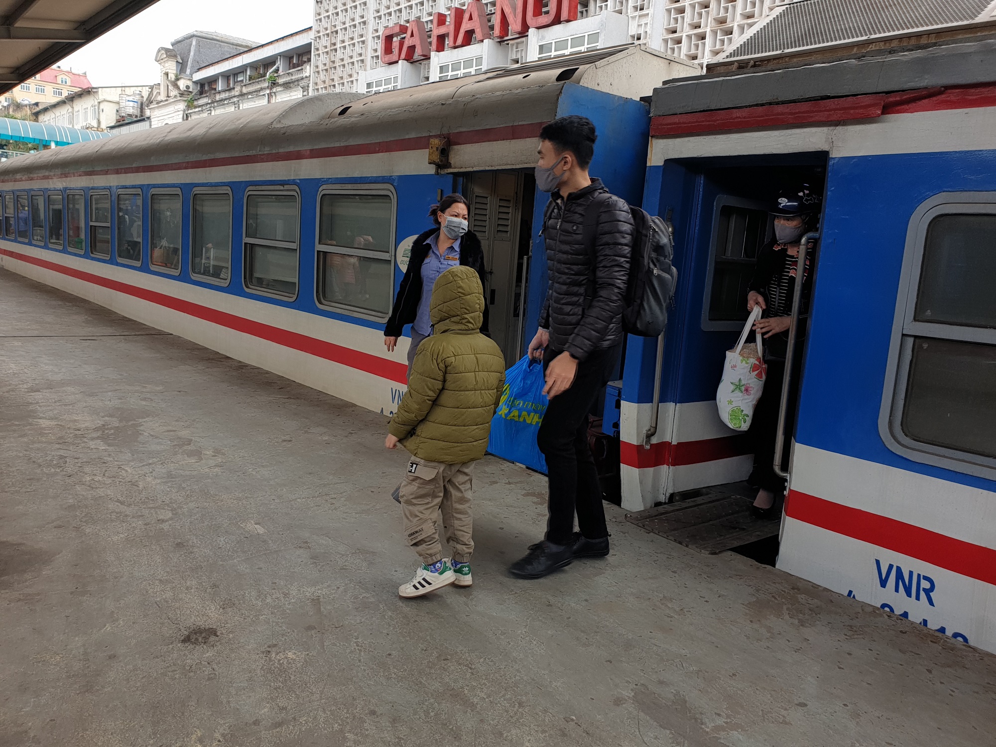 Tàu thống nhất đưa khách về Thủ đô ngày cuối nghỉ Tết, ga Hà Nội nườm nượp khách- Ảnh 7.