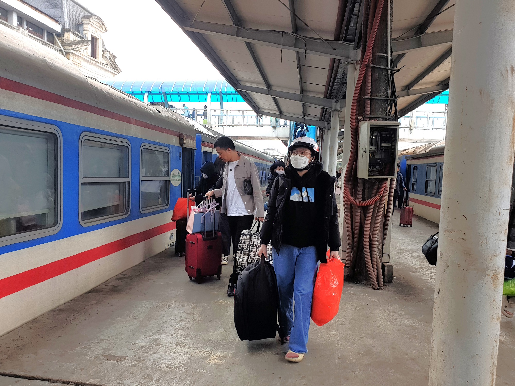 Tàu thống nhất đưa khách về Thủ đô ngày cuối nghỉ Tết, ga Hà Nội nườm nượp khách- Ảnh 8.