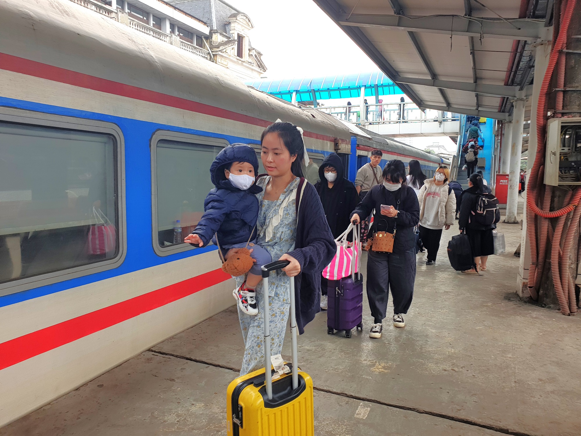 Tàu thống nhất đưa khách về Thủ đô ngày cuối nghỉ Tết, ga Hà Nội nườm nượp khách- Ảnh 9.