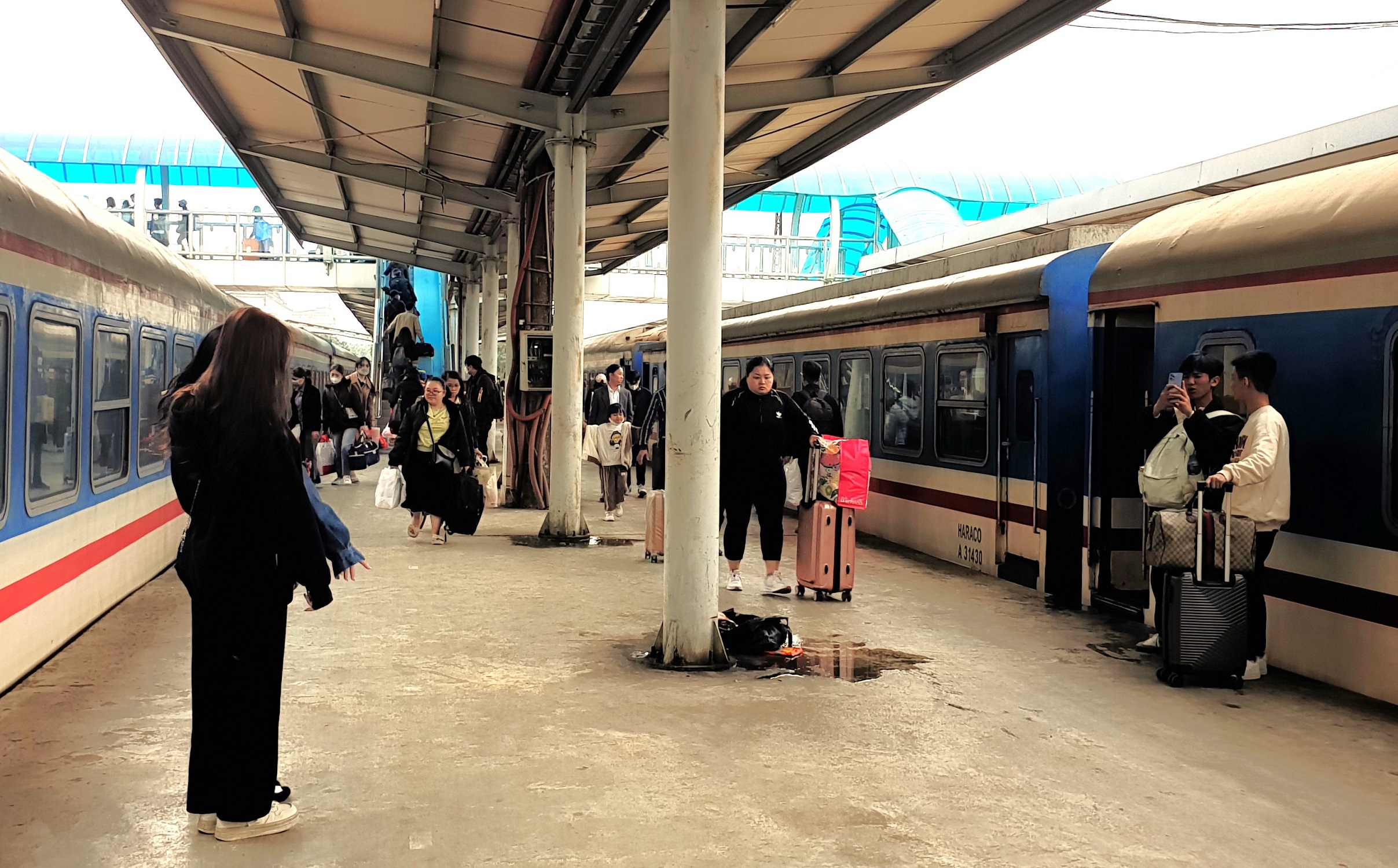 Tàu thống nhất đưa khách về Thủ đô ngày cuối nghỉ Tết, ga Hà Nội nườm nượp khách- Ảnh 11.