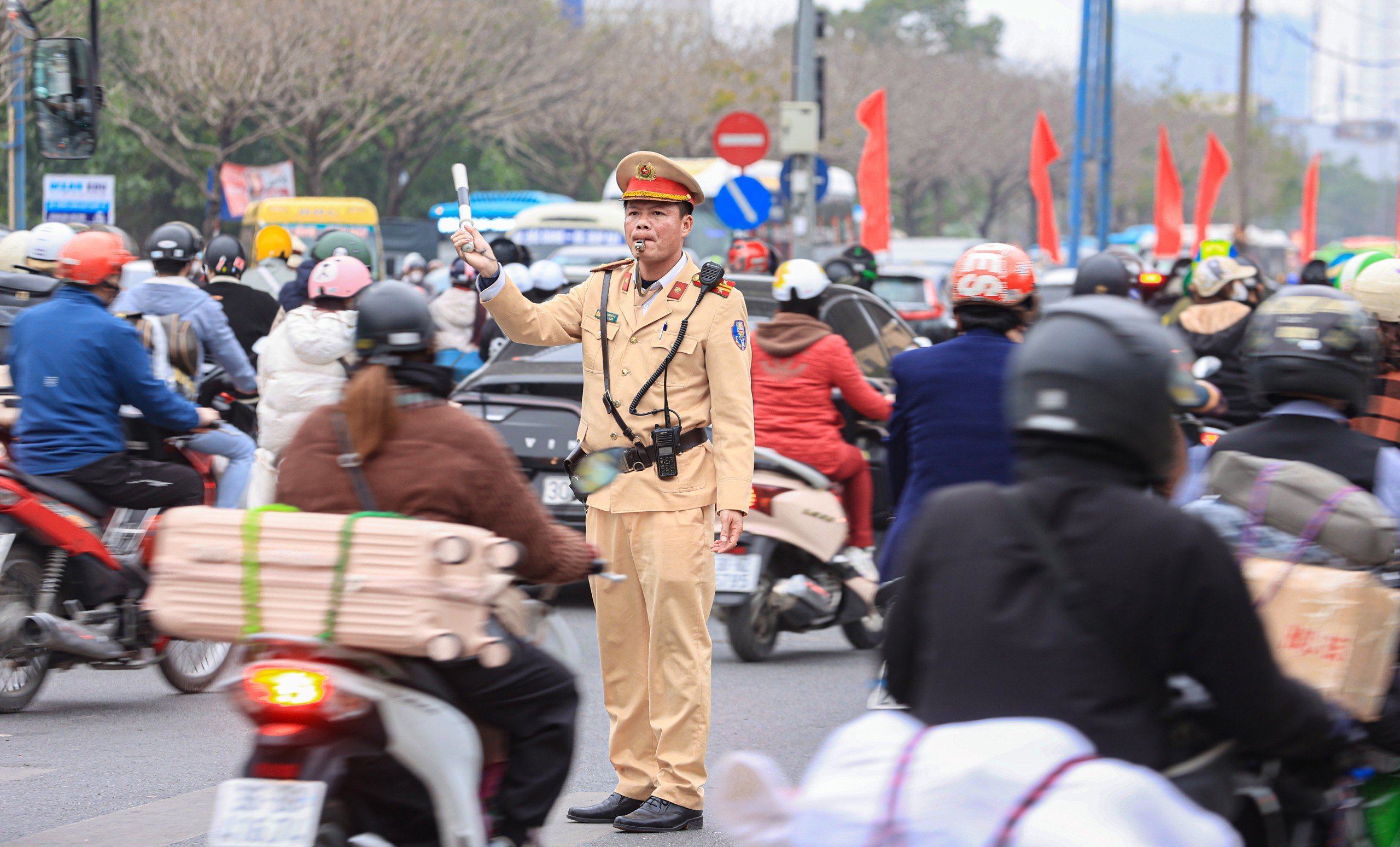 Người, xe nêm chặt đường về Hà Nội ngày cuối nghỉ Tết- Ảnh 16.