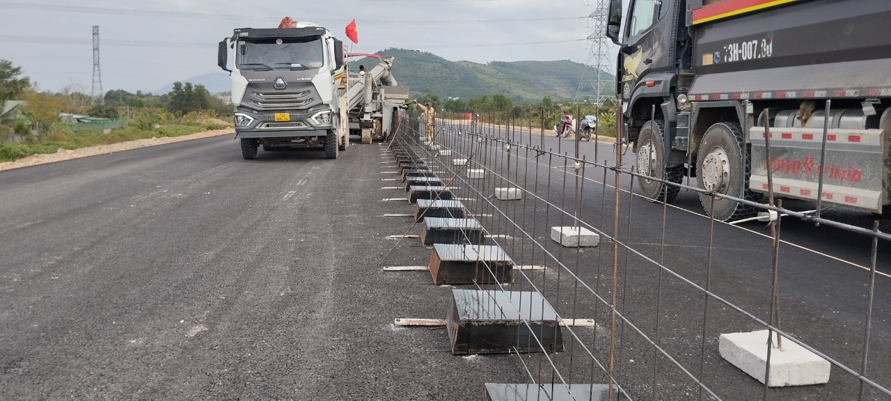 Công trường cao tốc Vân Phong - Nha Trang hối hả thi công đầu Xuân- Ảnh 2.