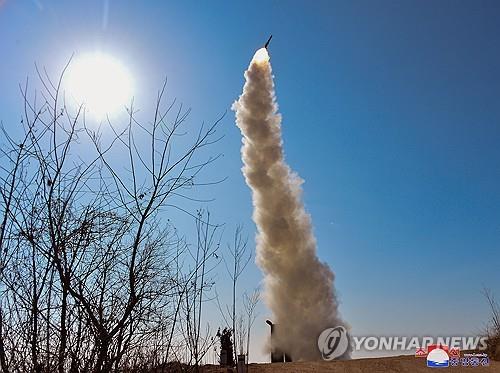 Triều Tiên phóng hàng loạt tên lửa hành trình ra biển- Ảnh 1.