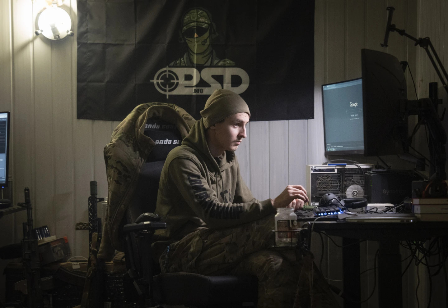 Một người lính Ukraine đang theo dõi các tín hiệu thông tin thu thập từ đối phương. (Ảnh: AP)