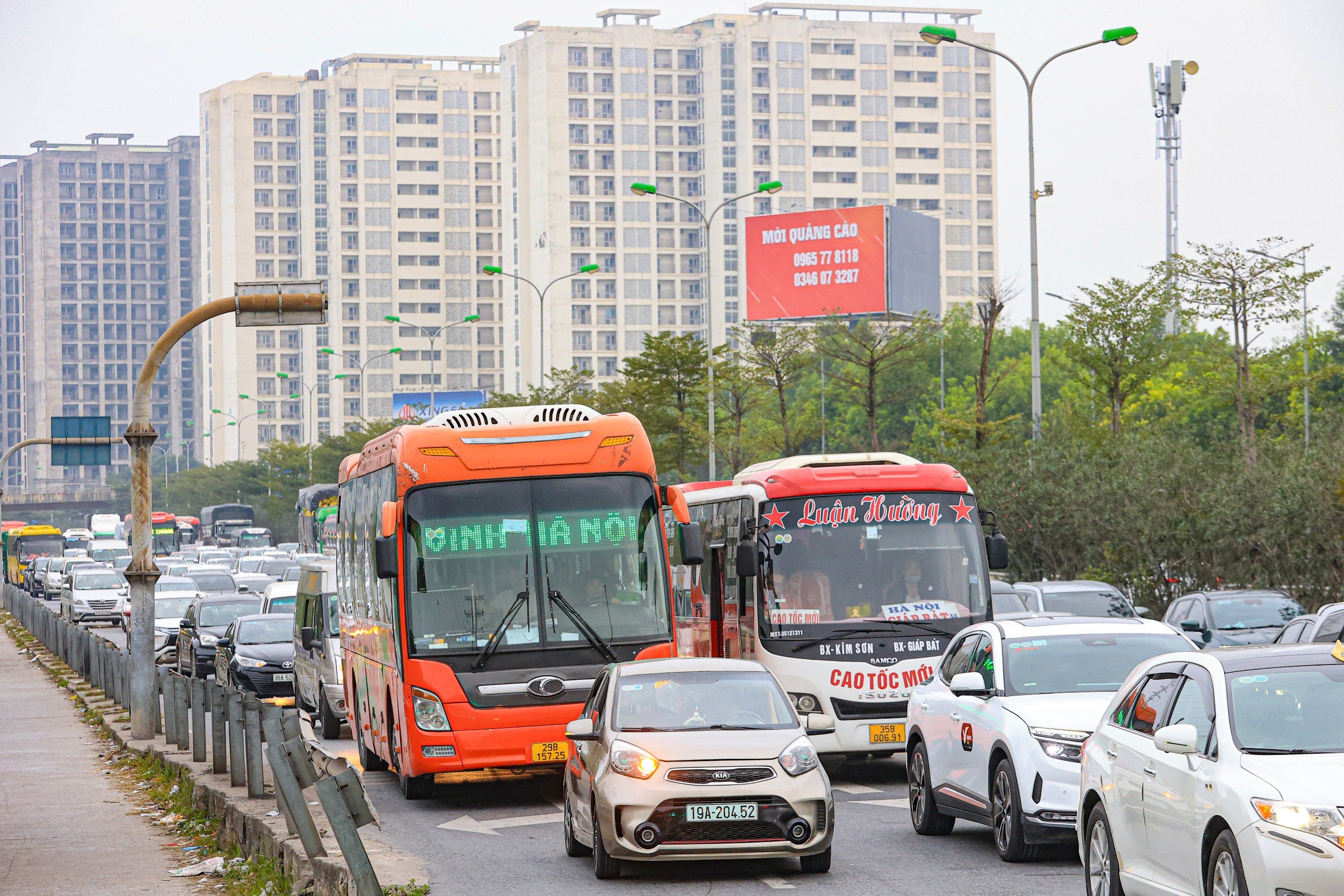 Người, xe nêm chặt đường về Hà Nội ngày cuối nghỉ Tết- Ảnh 8.