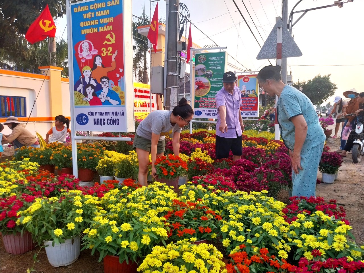 Người dân đồng lòng hiến đất làm đường ở xã nông thôn mới đầu tiên ở Bình Thuận- Ảnh 1.