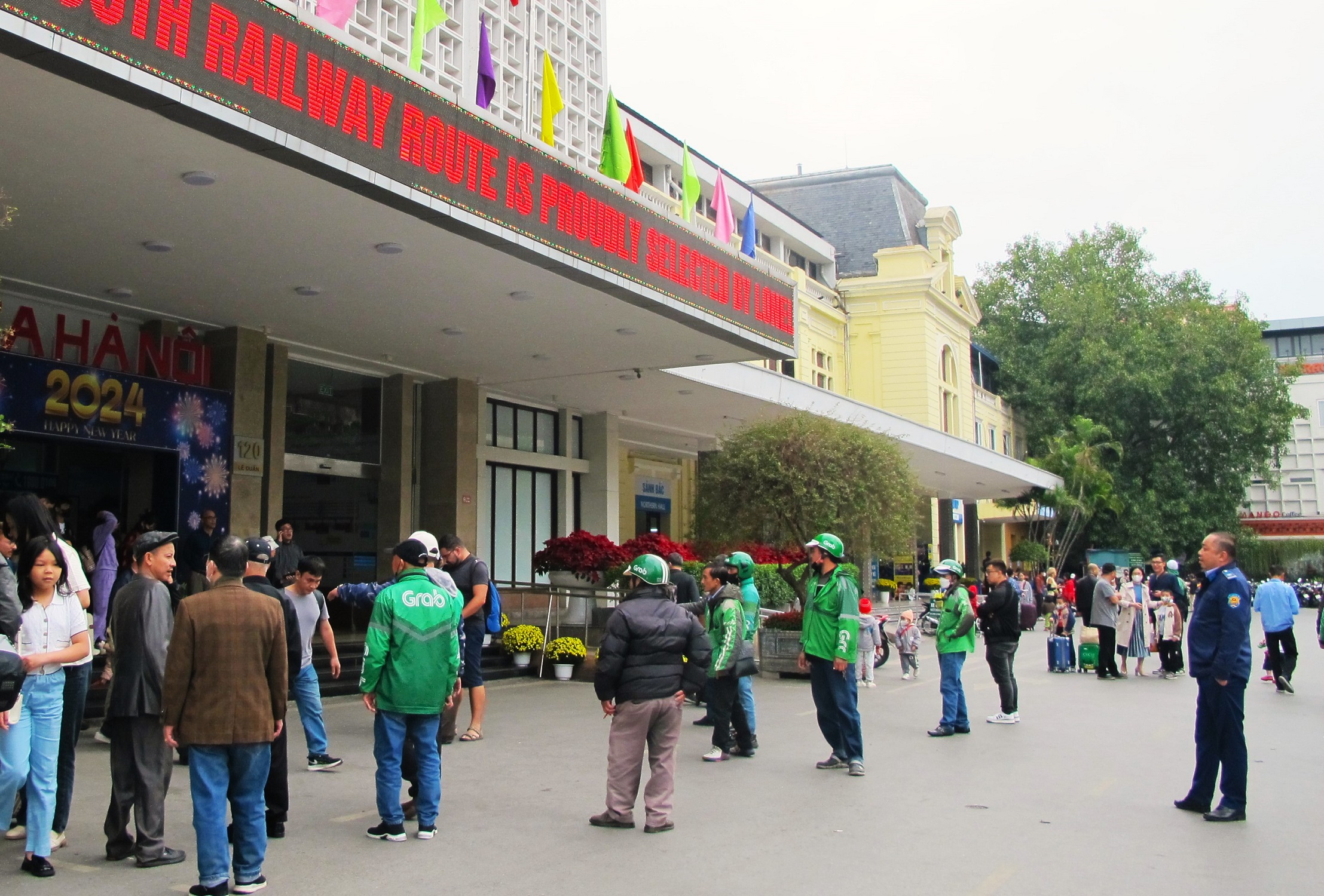 Tàu thống nhất đưa khách về Thủ đô ngày cuối nghỉ Tết, ga Hà Nội nườm nượp khách- Ảnh 2.