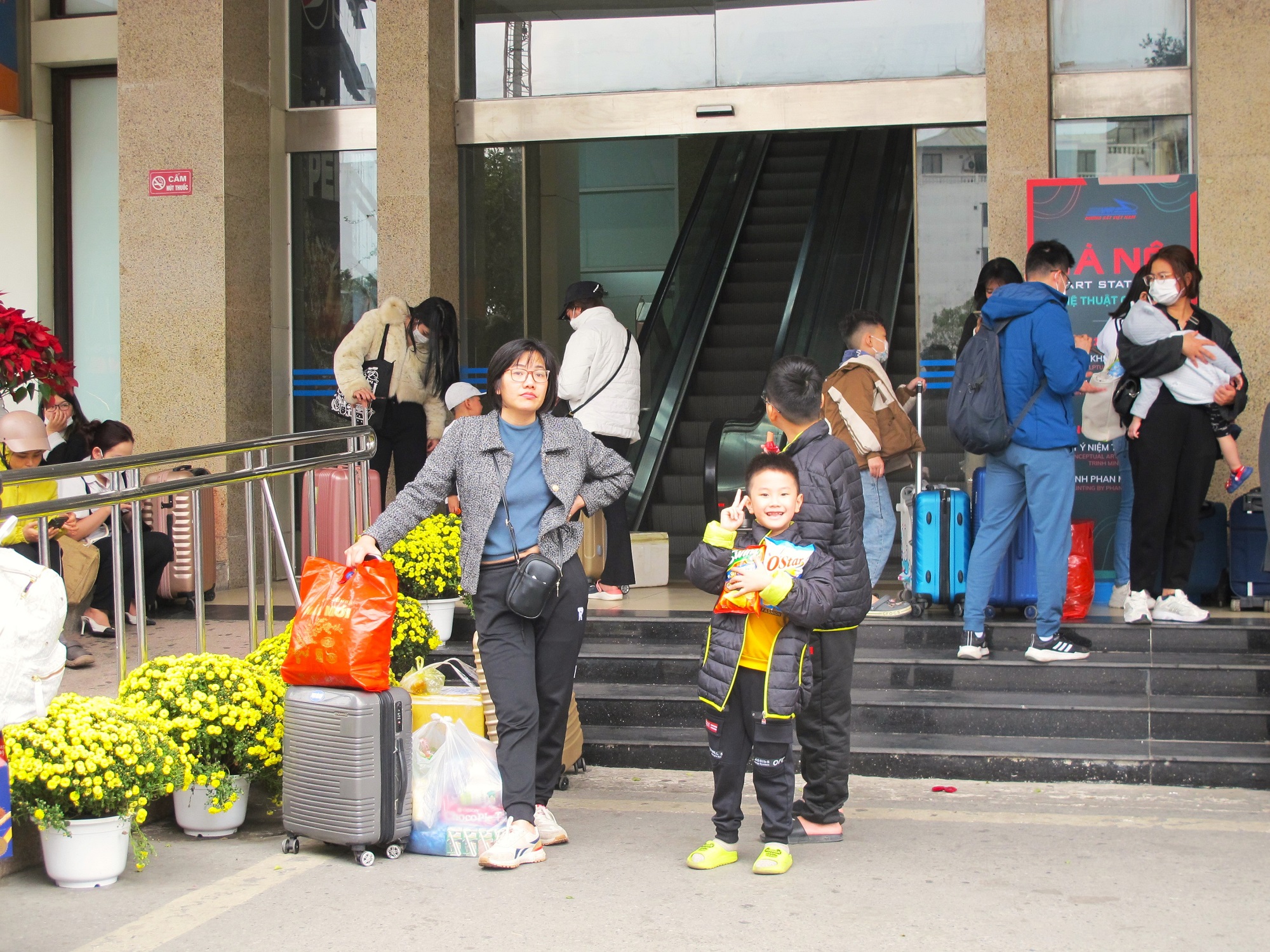 Tàu thống nhất đưa khách về Thủ đô ngày cuối nghỉ Tết, ga Hà Nội nườm nượp khách- Ảnh 5.