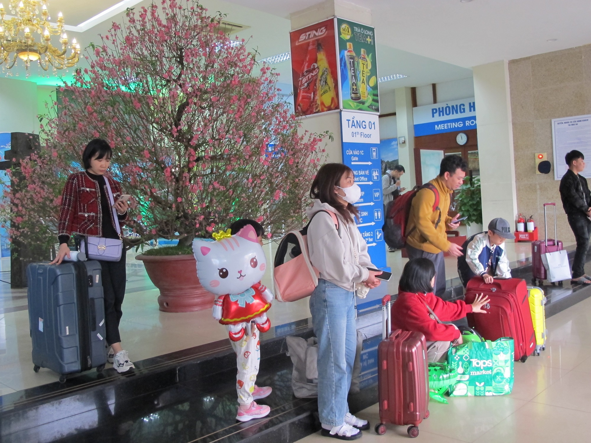 Tàu thống nhất đưa khách về Thủ đô ngày cuối nghỉ Tết, ga Hà Nội nườm nượp khách- Ảnh 17.