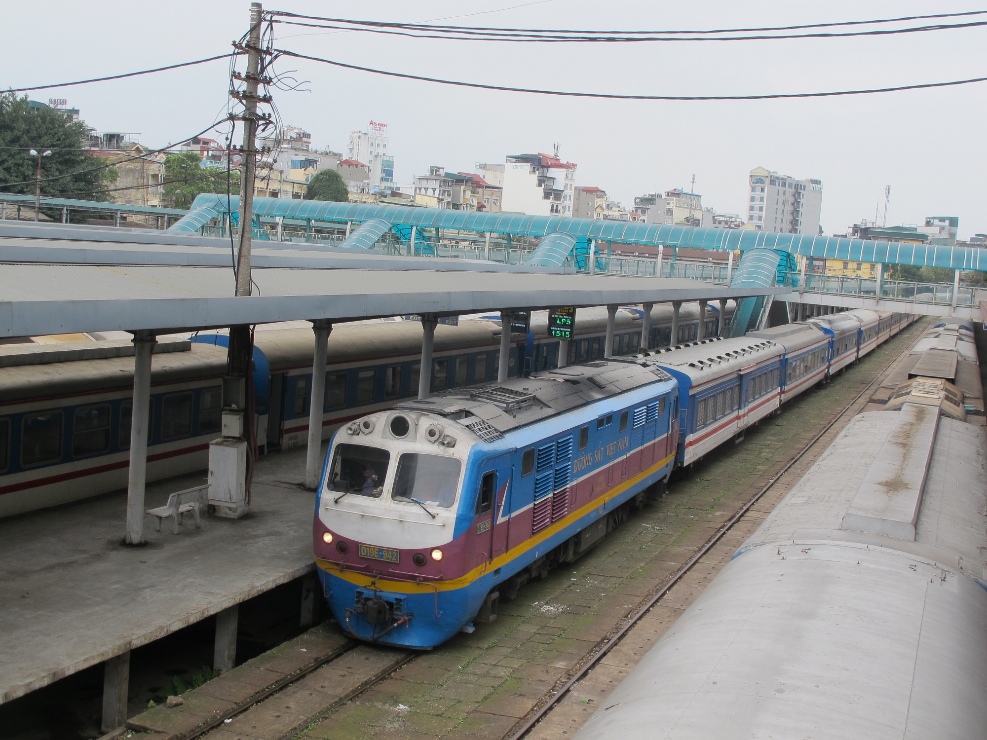 Tàu thống nhất đưa khách về Thủ đô ngày cuối nghỉ Tết, ga Hà Nội nườm nượp khách- Ảnh 6.