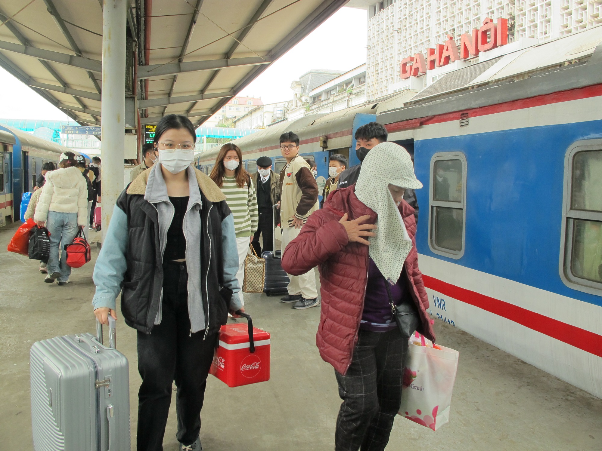Tàu thống nhất đưa khách về Thủ đô ngày cuối nghỉ Tết, ga Hà Nội nườm nượp khách- Ảnh 12.