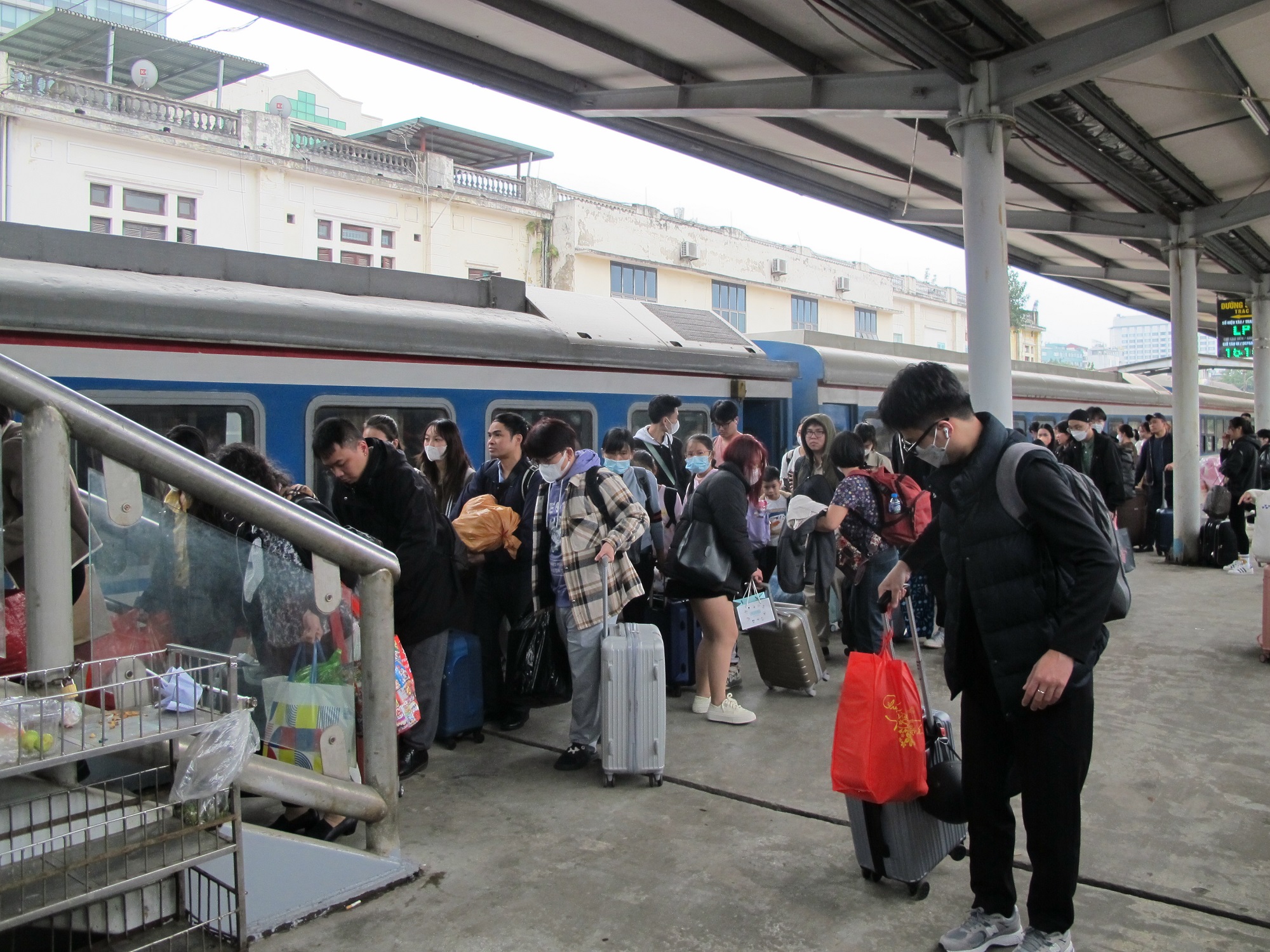 Tàu thống nhất đưa khách về Thủ đô ngày cuối nghỉ Tết, ga Hà Nội nườm nượp khách- Ảnh 14.