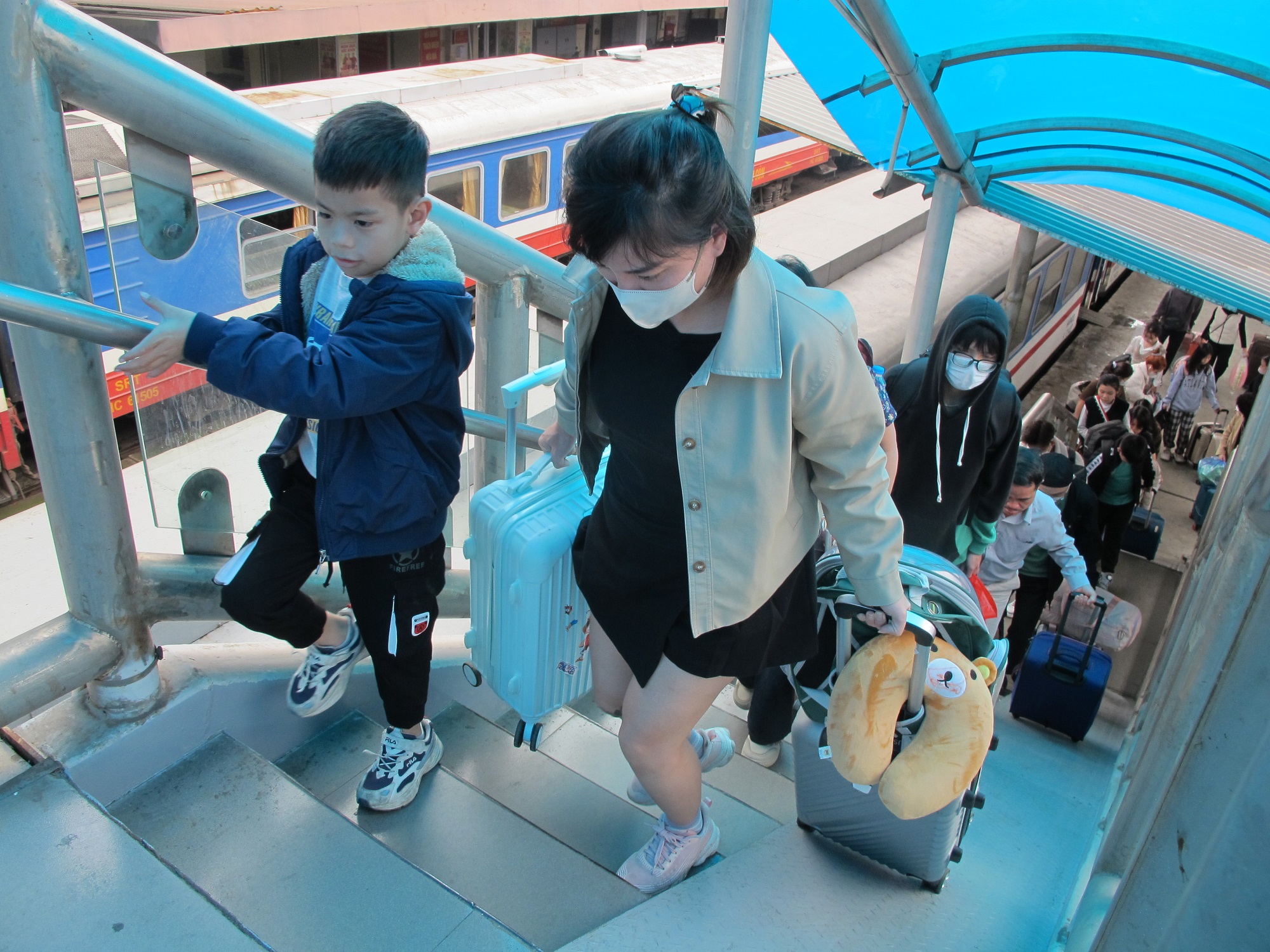 Tàu thống nhất đưa khách về Thủ đô ngày cuối nghỉ Tết, ga Hà Nội nườm nượp khách- Ảnh 15.