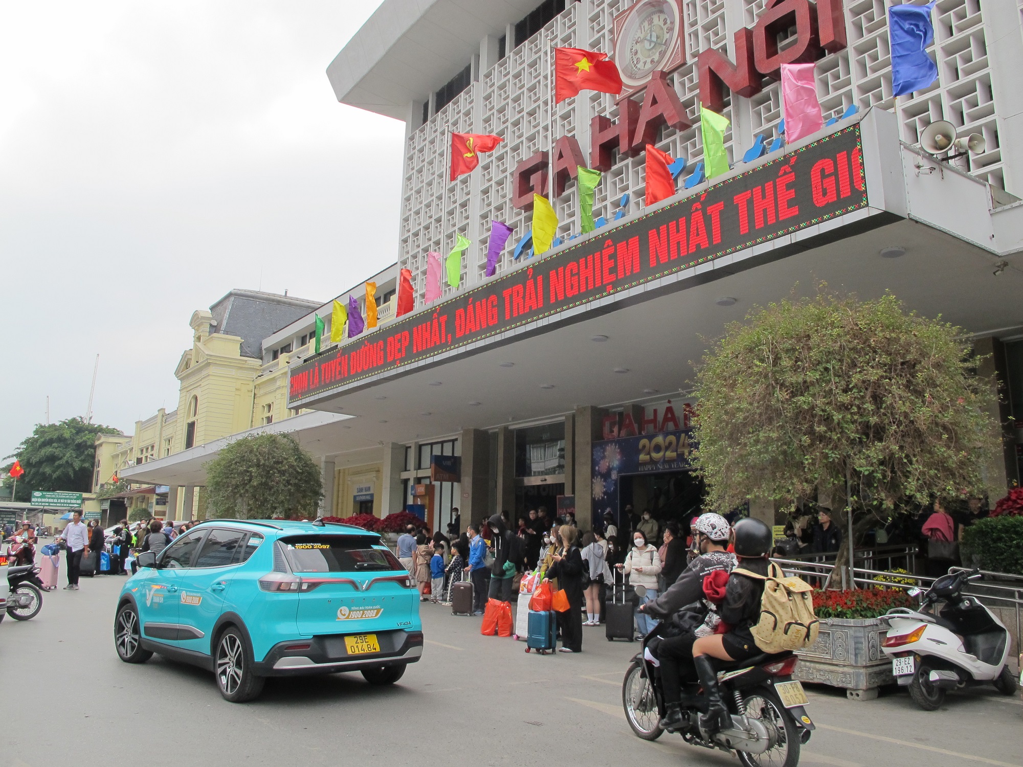 Tàu thống nhất đưa khách về Thủ đô ngày cuối nghỉ Tết, ga Hà Nội nườm nượp khách- Ảnh 20.
