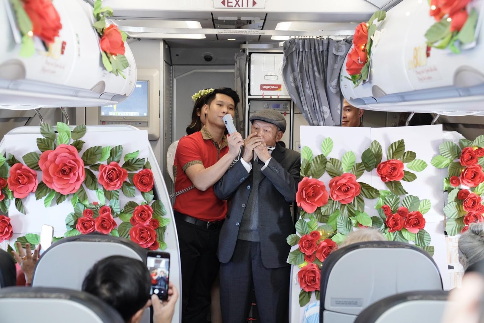 Cụ ông U90 tỏ tình ngọt ngào với vợ trên chuyến bay Vietjet ngày Valentine- Ảnh 1.