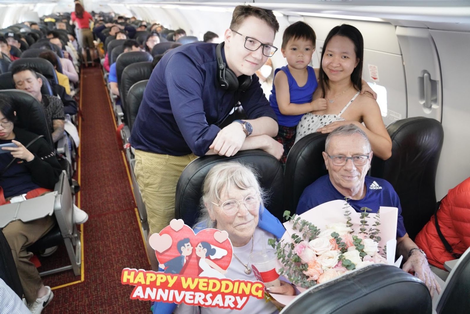 Cụ ông U90 tỏ tình ngọt ngào với vợ trên chuyến bay Vietjet ngày Valentine- Ảnh 4.