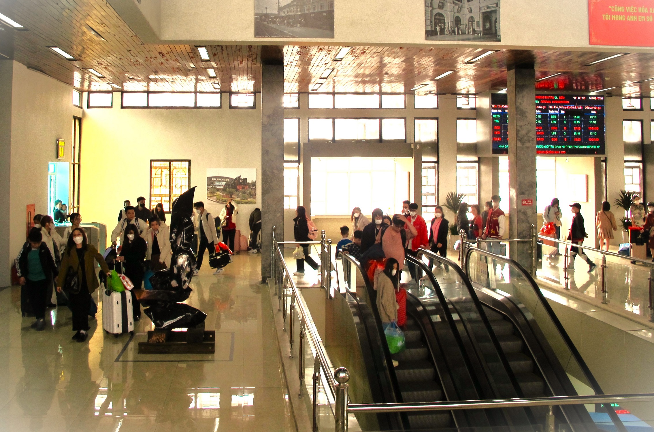 Tàu thống nhất đưa khách về Thủ đô ngày cuối nghỉ Tết, ga Hà Nội nườm nượp khách- Ảnh 16.