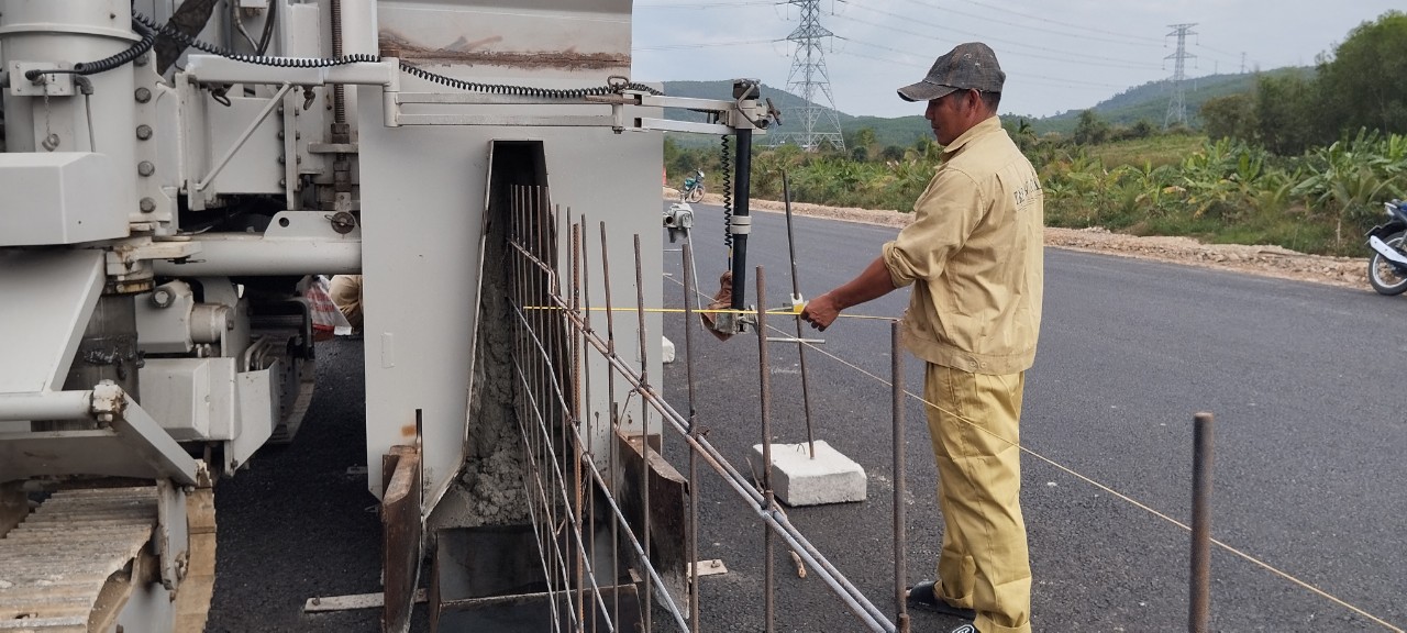 Công trường cao tốc Vân Phong - Nha Trang hối hả thi công đầu Xuân- Ảnh 4.