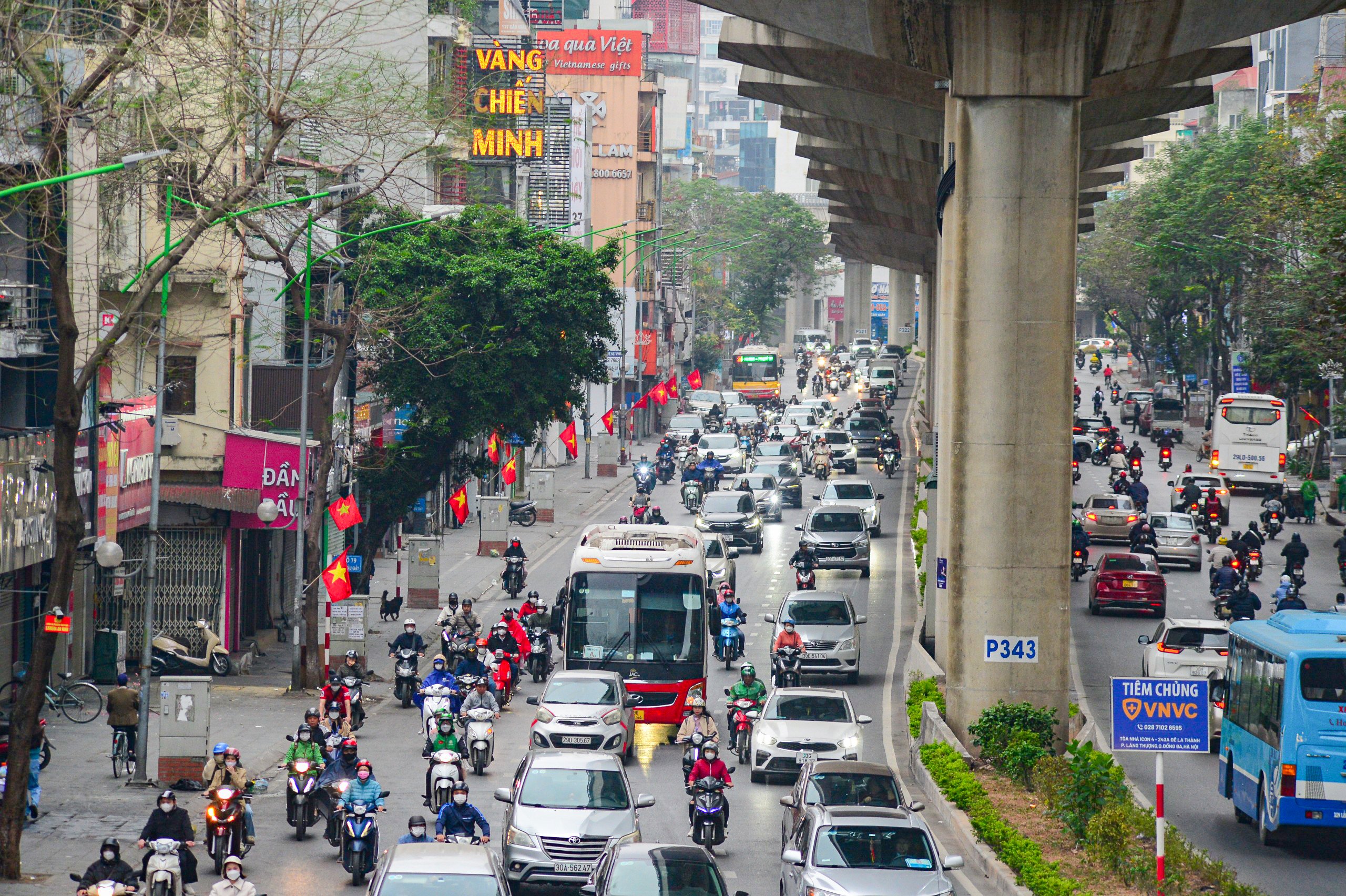 Ngày đầu người dân đi làm sau Tết, đường phố Hà Nội thông thoáng khác lạ- Ảnh 4.