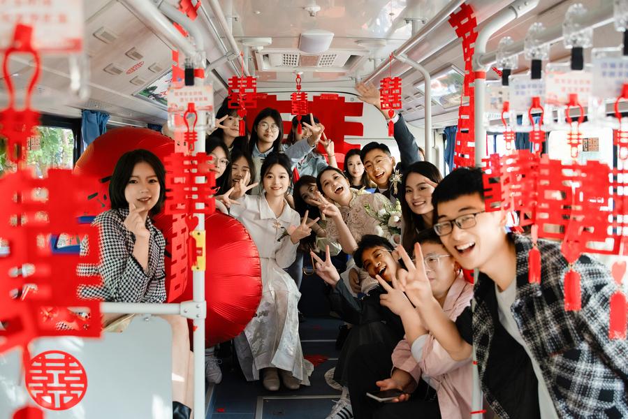 Dịch vụ thuê xe buýt làm xe cưới tại Trung Quốc- Ảnh 1.