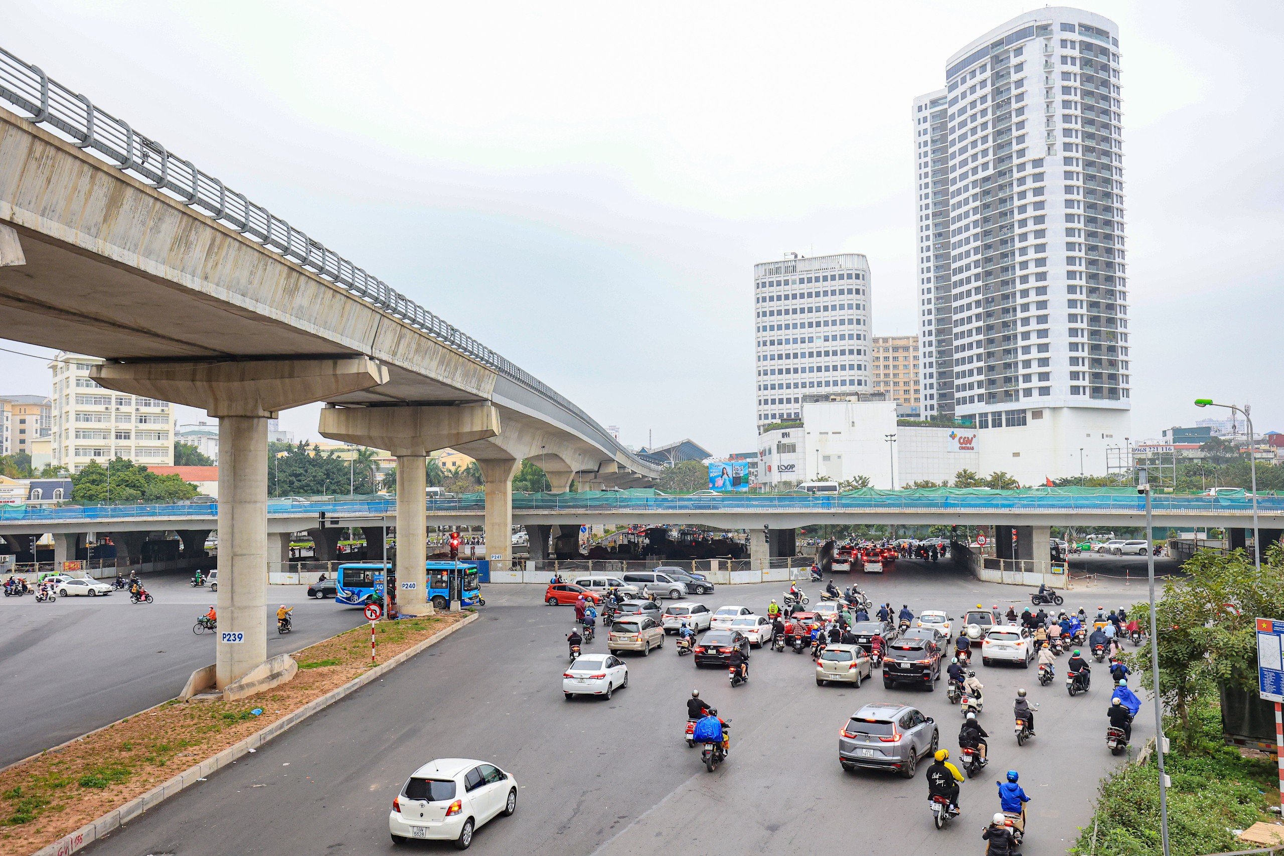 Ngày đầu người dân đi làm sau Tết, đường phố Hà Nội thông thoáng khác lạ- Ảnh 3.