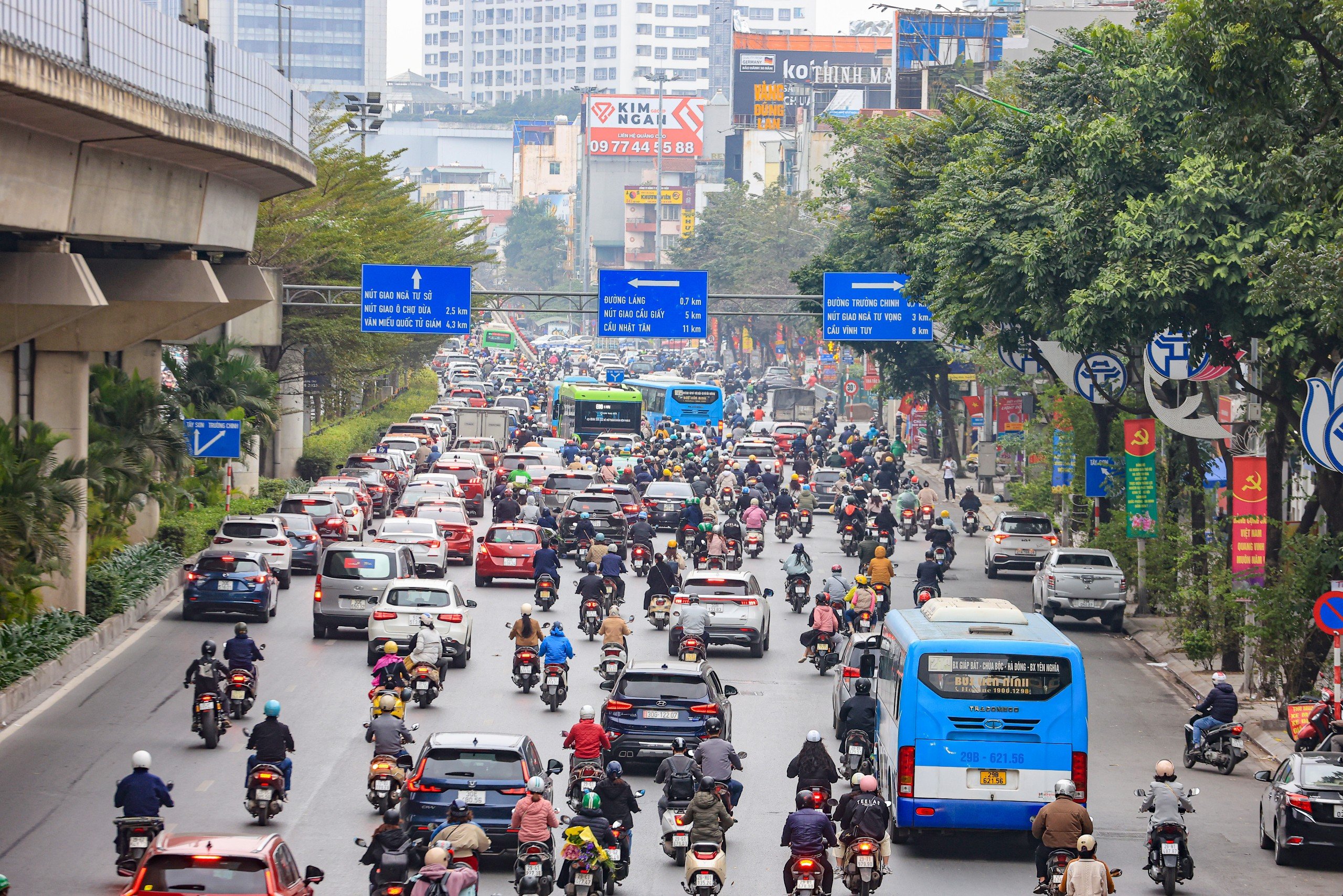 Ngày đầu người dân đi làm sau Tết, đường phố Hà Nội thông thoáng khác lạ- Ảnh 11.