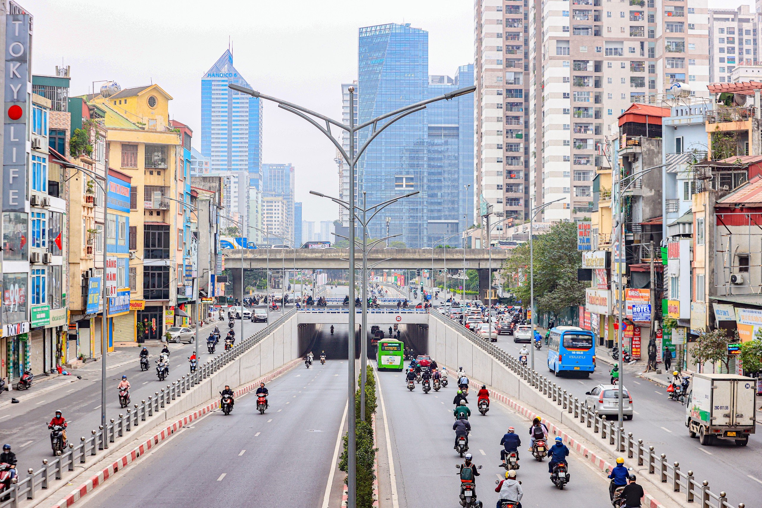 Ngày đầu người dân đi làm sau Tết, đường phố Hà Nội thông thoáng khác lạ- Ảnh 8.