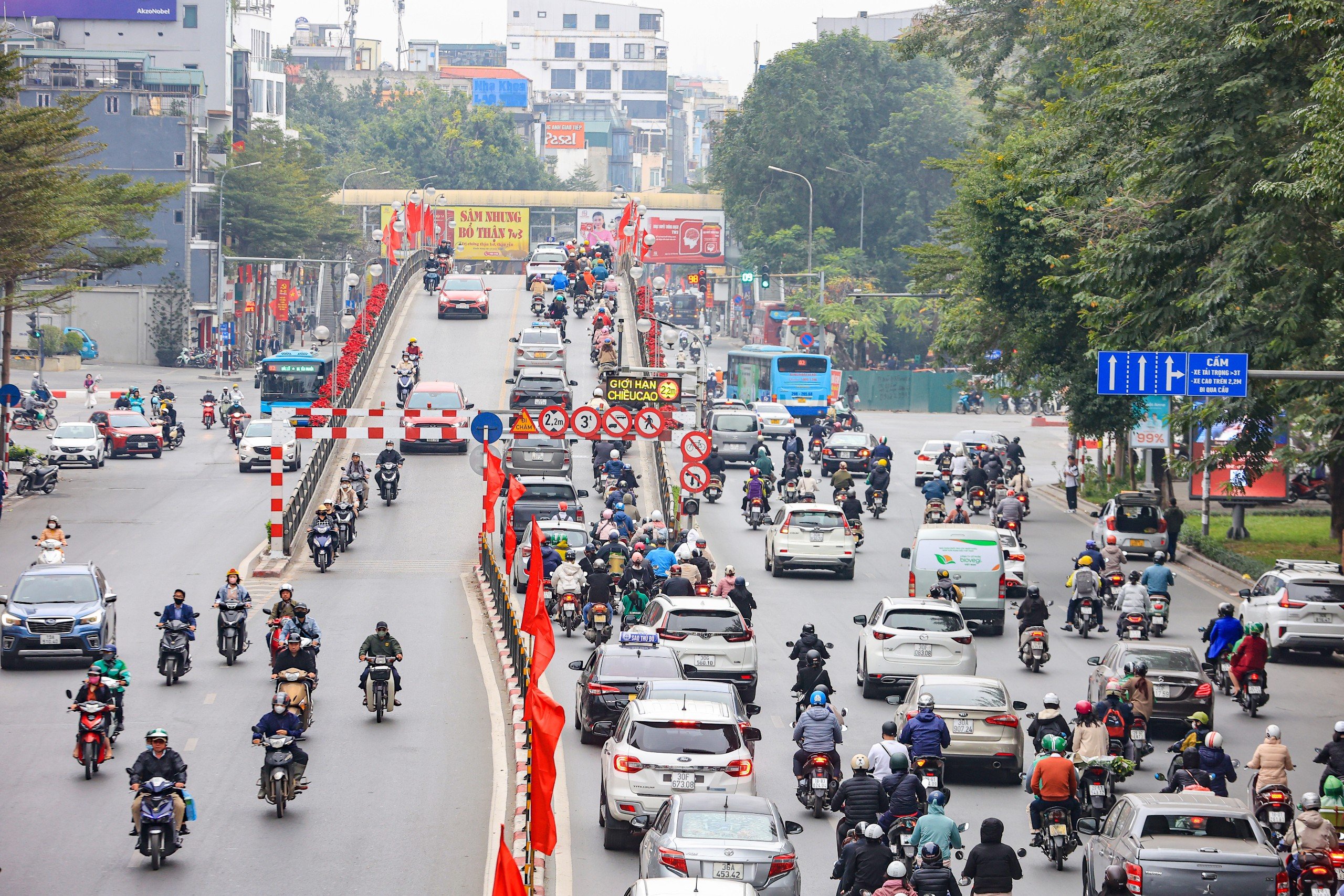 Ngày đầu người dân đi làm sau Tết, đường phố Hà Nội thông thoáng khác lạ- Ảnh 15.