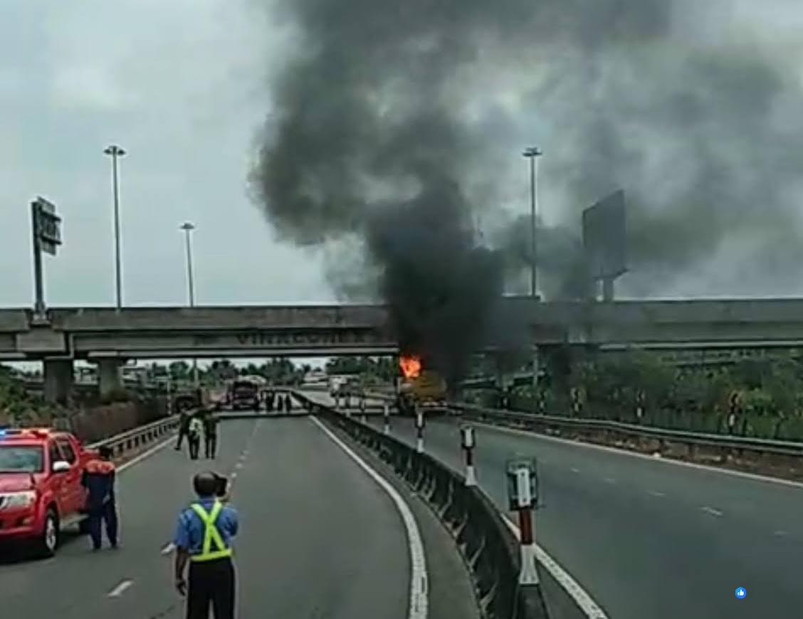Xe bồn bốc cháy dữ dội trên cao tốc TP.HCM - Trung Lương- Ảnh 1.