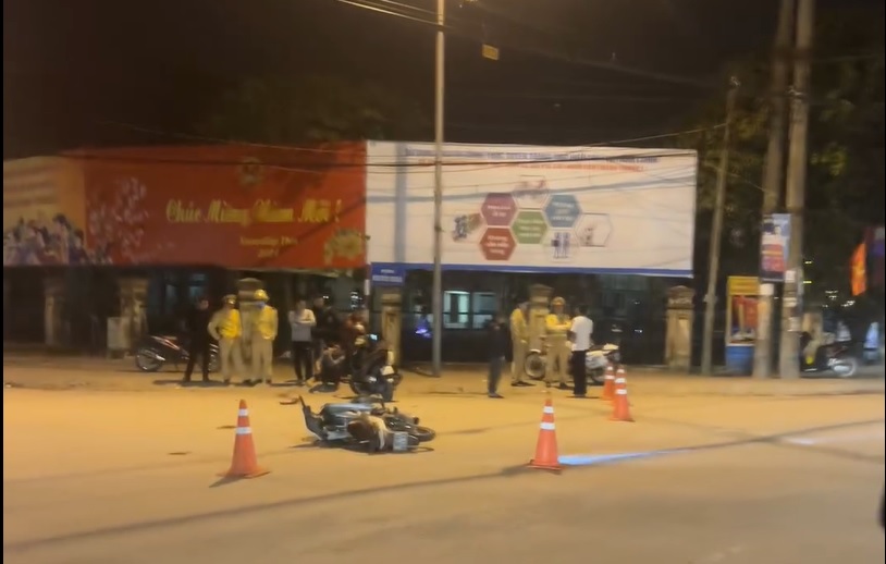 Tai nạn ở Hưng Yên, người đi xe máy tử vong dưới gầm xe đầu kéo- Ảnh 2.