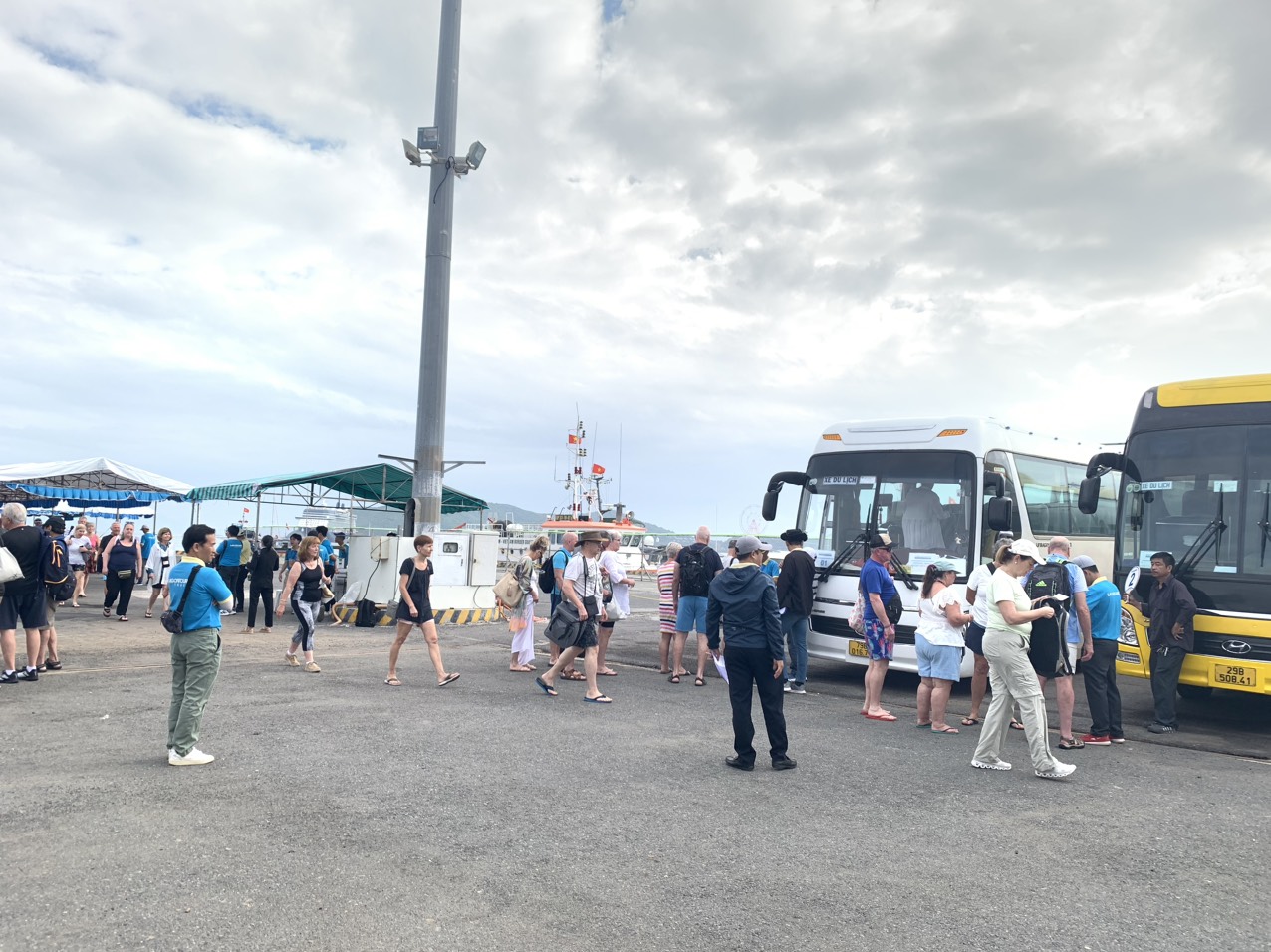 Du thuyền quốc tế “xông đất” chở hàng nghìn khách du lịch đến Nha Trang- Ảnh 2.