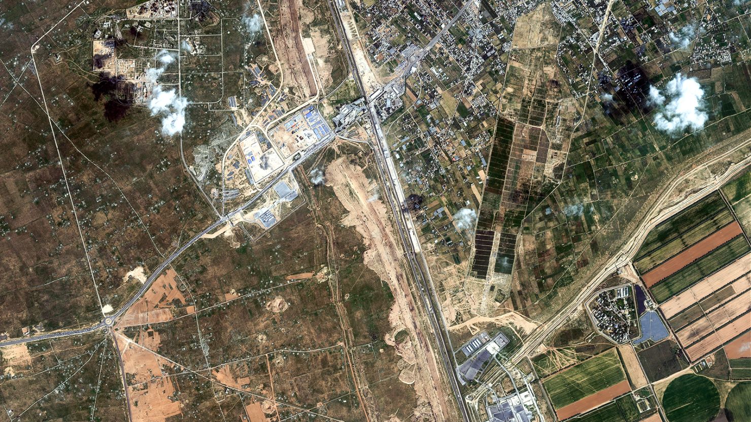 Hình ảnh vệ tinh do Maxar Technologies thu thập trong 5 ngày qua cho thấy Ai Cập đang triển khai một vùng đệm rộng lớn, bao gồm cả bức tường chắn dọc biên giới với miền nam Dải Gaza.