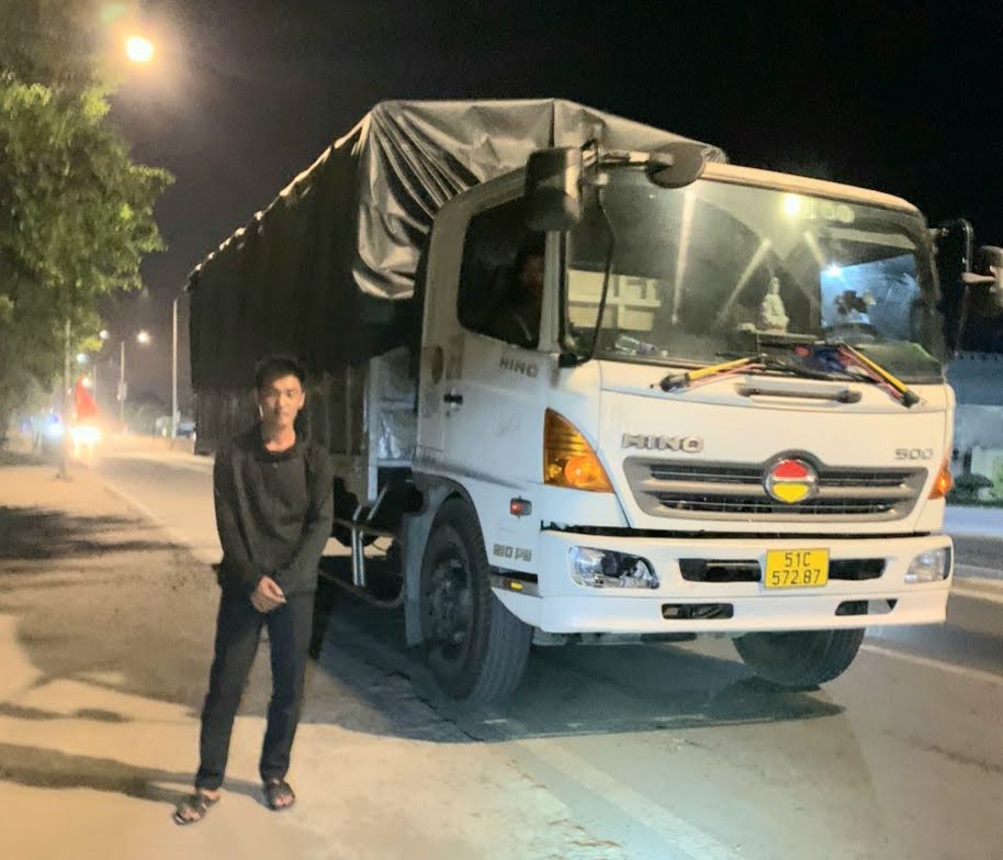 Tài xế xe tải tông 3 xe máy trên quốc lộ 1 ở Tiền Giang, làm 1 người chết khai gì?- Ảnh 1.