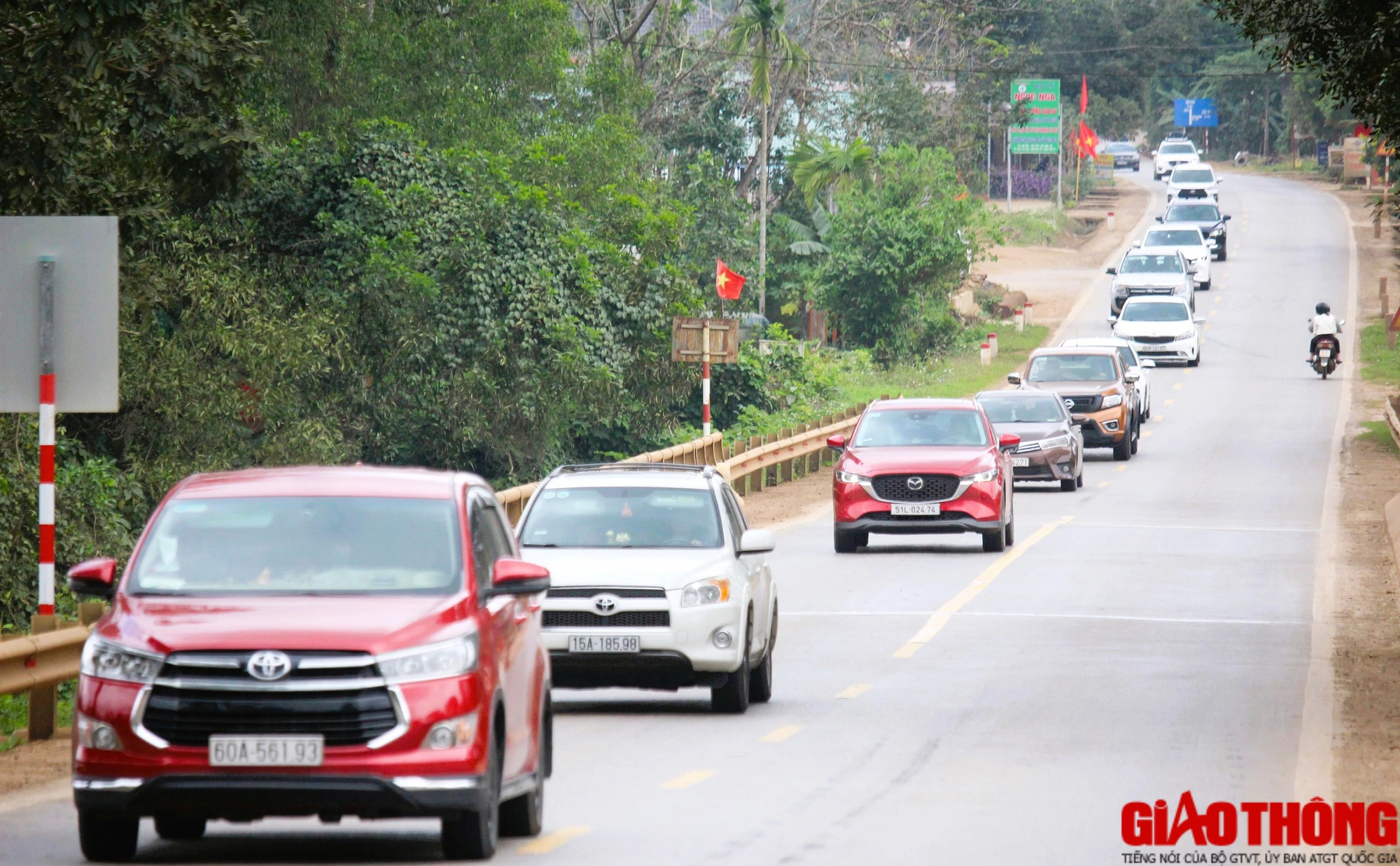 Sau tết, ô tô lại nối đuôi nhau “Nam tiến” trên đường Hồ Chí Minh, cao tốc Cam Lộ - La Sơn- Ảnh 2.