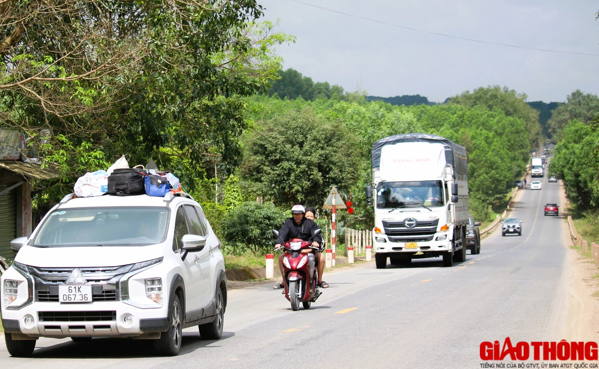 Sau tết, ô tô lại nối đuôi nhau “Nam tiến” trên đường Hồ Chí Minh, cao tốc Cam Lộ - La Sơn- Ảnh 3.