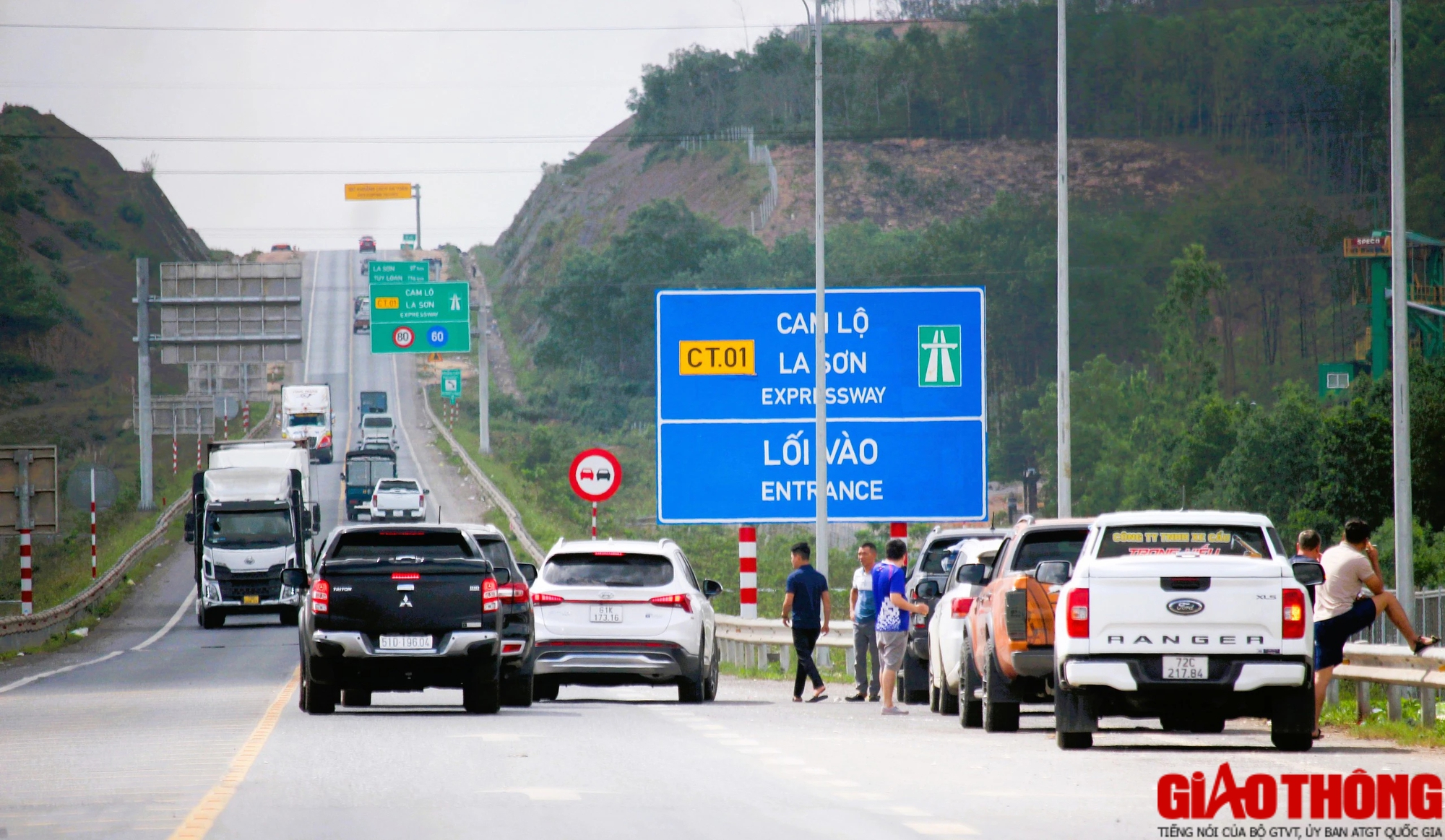 Sau tết, ô tô lại nối đuôi nhau “Nam tiến” trên đường Hồ Chí Minh, cao tốc Cam Lộ - La Sơn- Ảnh 6.