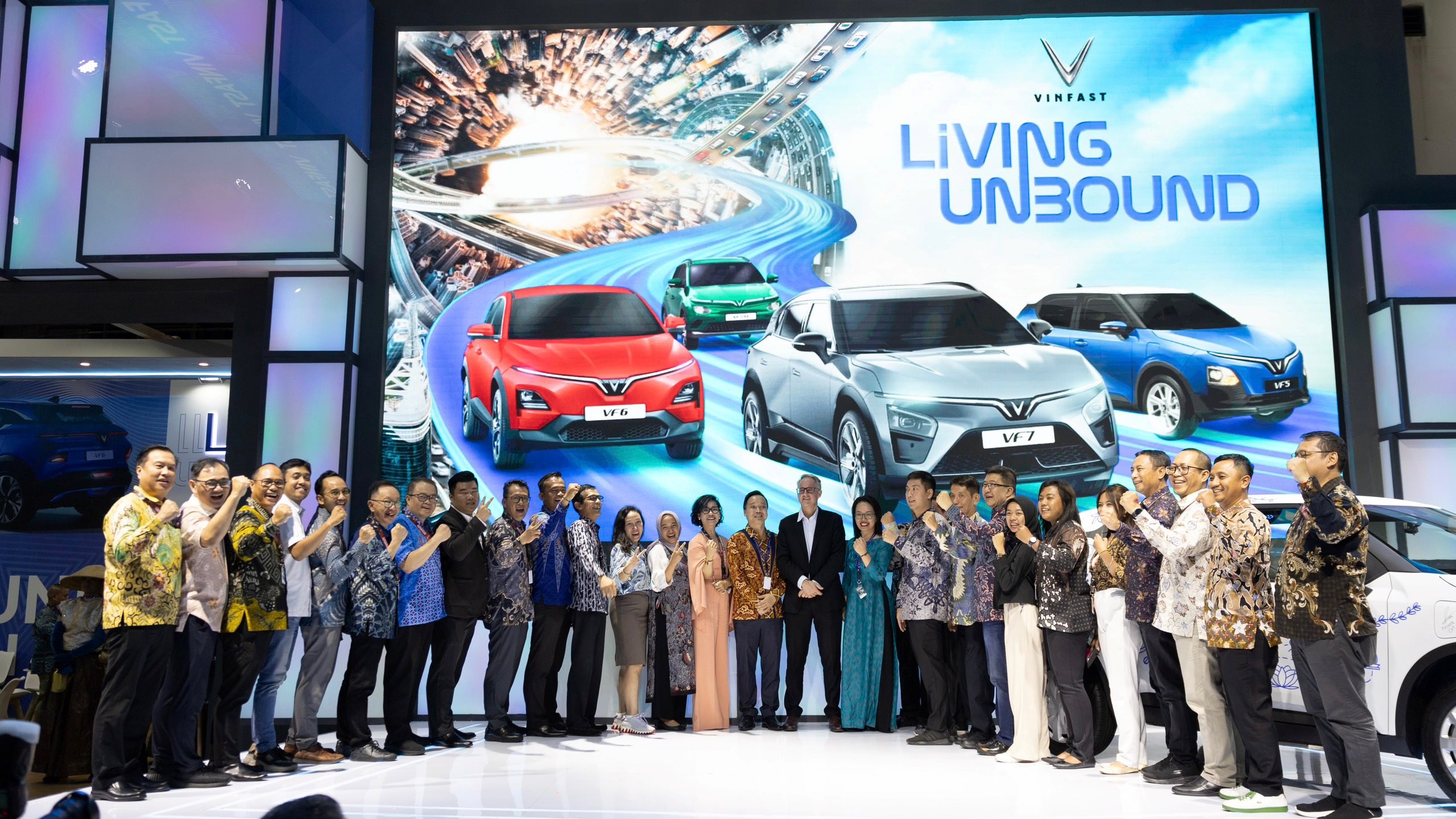 VinFast lần đầu giới thiệu xe tay lái nghịch, mở loạt đại lý tại Indonesia- Ảnh 2.