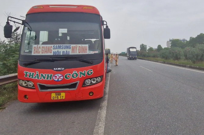 Khởi tố lái xe khách chèn ép nhau trên cao tốc Hà Nội - Bắc Giang- Ảnh 2.