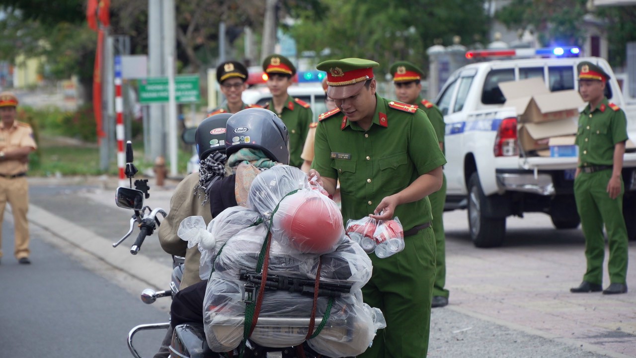 Cảnh sát giao thông Khánh Hòa tiếp sức cho người dân đi xe máy vào Nam sau Tết- Ảnh 1.