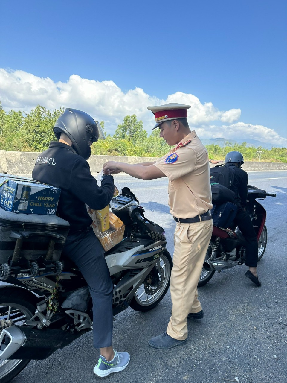 Cảnh sát giao thông Khánh Hòa tiếp sức cho người dân đi xe máy vào Nam sau Tết- Ảnh 3.