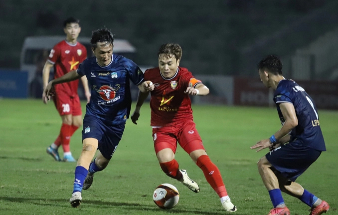 V-League: HAGL thua Hà Tĩnh, CAHN thắng đẹp TP.HCM trong ngày ra mắt HLV Kiatisak- Ảnh 1.