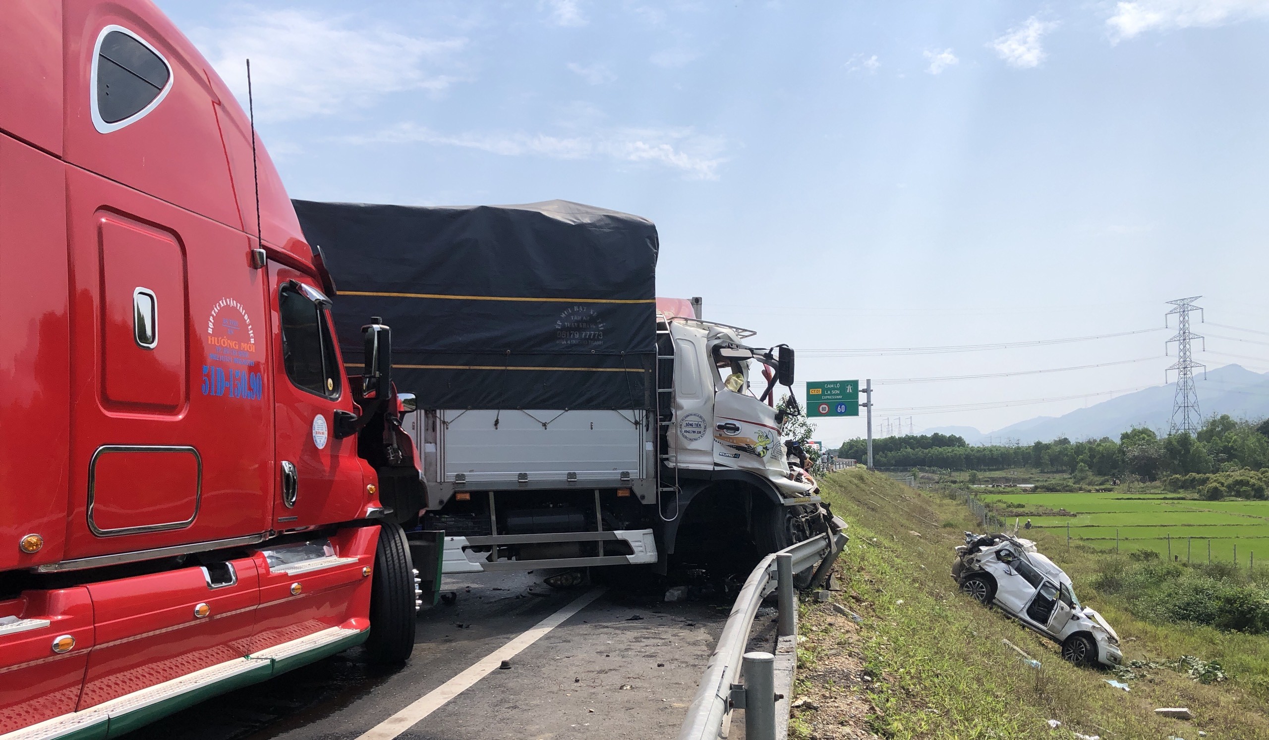 Hiện trường vụ tai nạn liên hoàn trên cao tốc Cam Lộ - La Sơn- Ảnh 1.