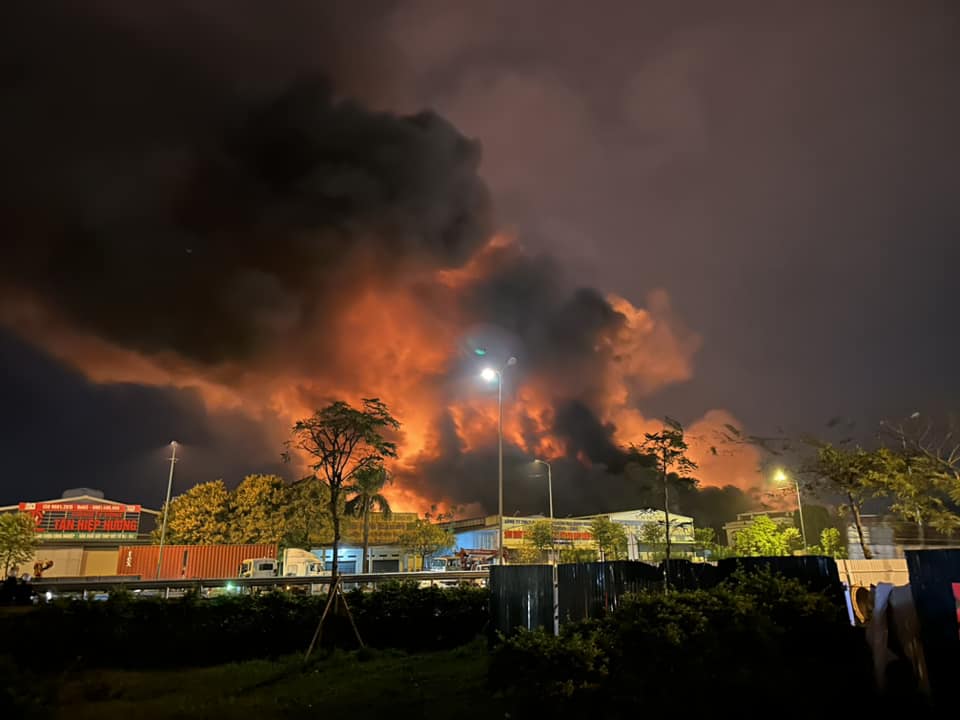 Xuyên đêm dập đám cháy lớn ở công ty sản xuất bao bì ven quốc lộ 5- Ảnh 1.