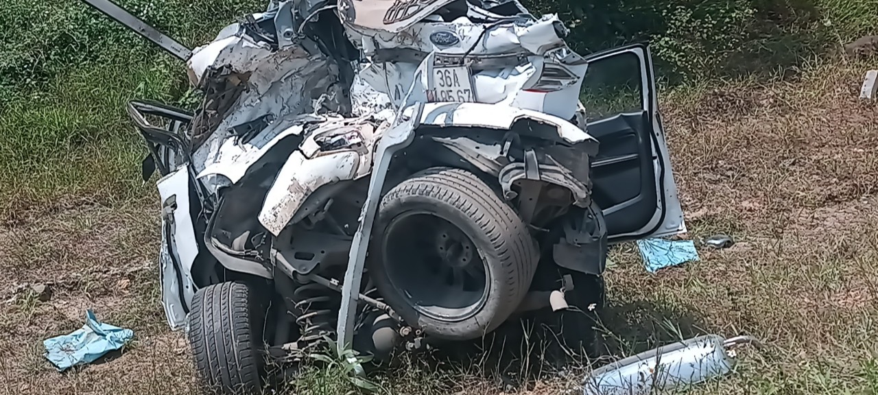 Ba ô tô tông nhau trên cao tốc Cam Lộ - La Sơn, xe con văng xuống vệ đường, một người chết- Ảnh 2.