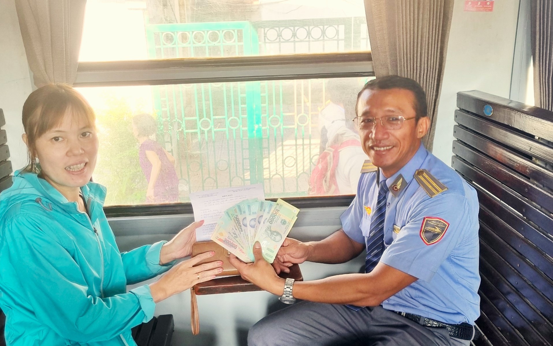 Quên ví tiền tại ga Biên Hòa, khách bất ngờ được trả tận tay