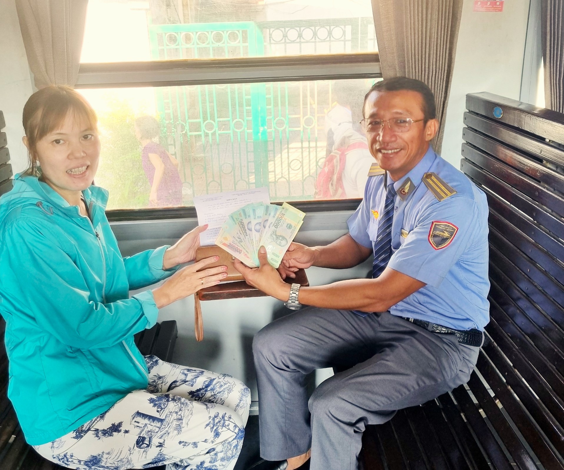 Quên ví tiền tại ga Biên Hòa, khách bất ngờ được trả tận tay- Ảnh 1.