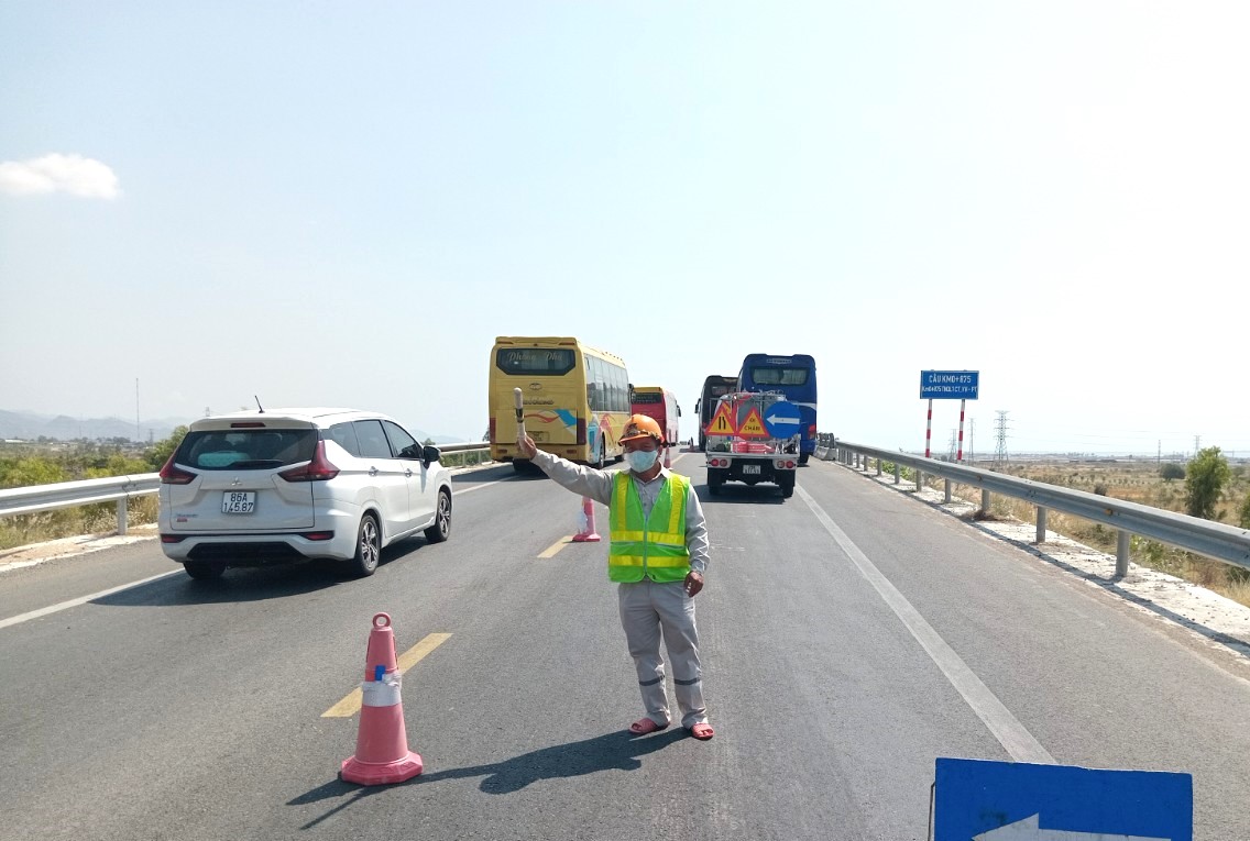 Tai nạn liên hoàn 3 xe khách trên cầu vượt cao tốc, CSGT 